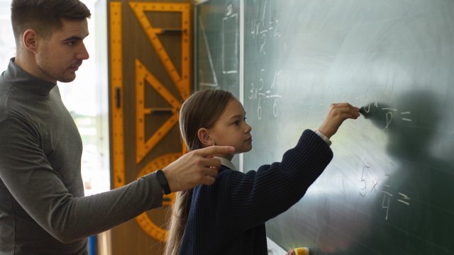 Ставропольские учителя получат новые почетные звания и денежные выплаты: власти региона поддержат педагогов!