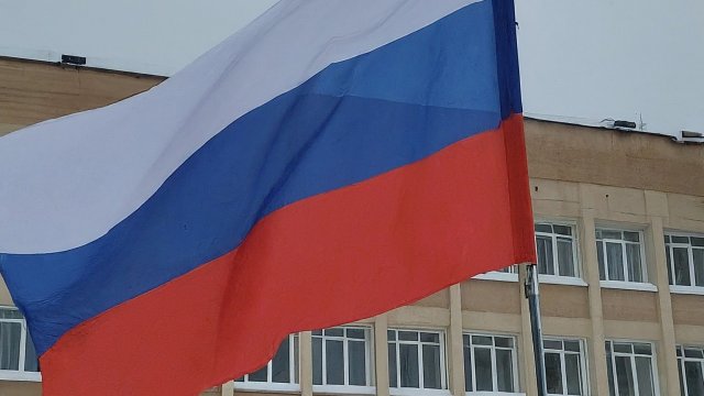 Госдума приняла закон об обязательном вывешивании Государственного флага в образовательных учреждениях