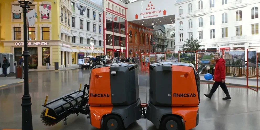 В городе России запустили первого робота-уборщика
