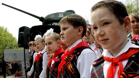 В школах России пройдут церемонии поднятия Знамени Победы 4 мая