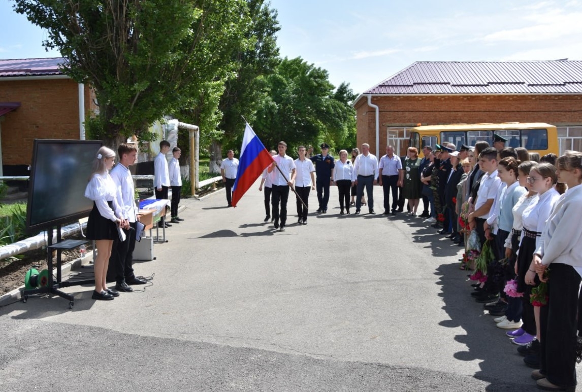 В селе Грачевского округа открыли Парту героя