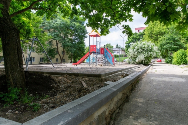 В Ставрополе проходит благоустройство двора и сквера по губернаторской программе