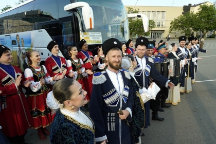Губернатор края вручил ключи от новых автобусов ансамблю "Ставрополье"
