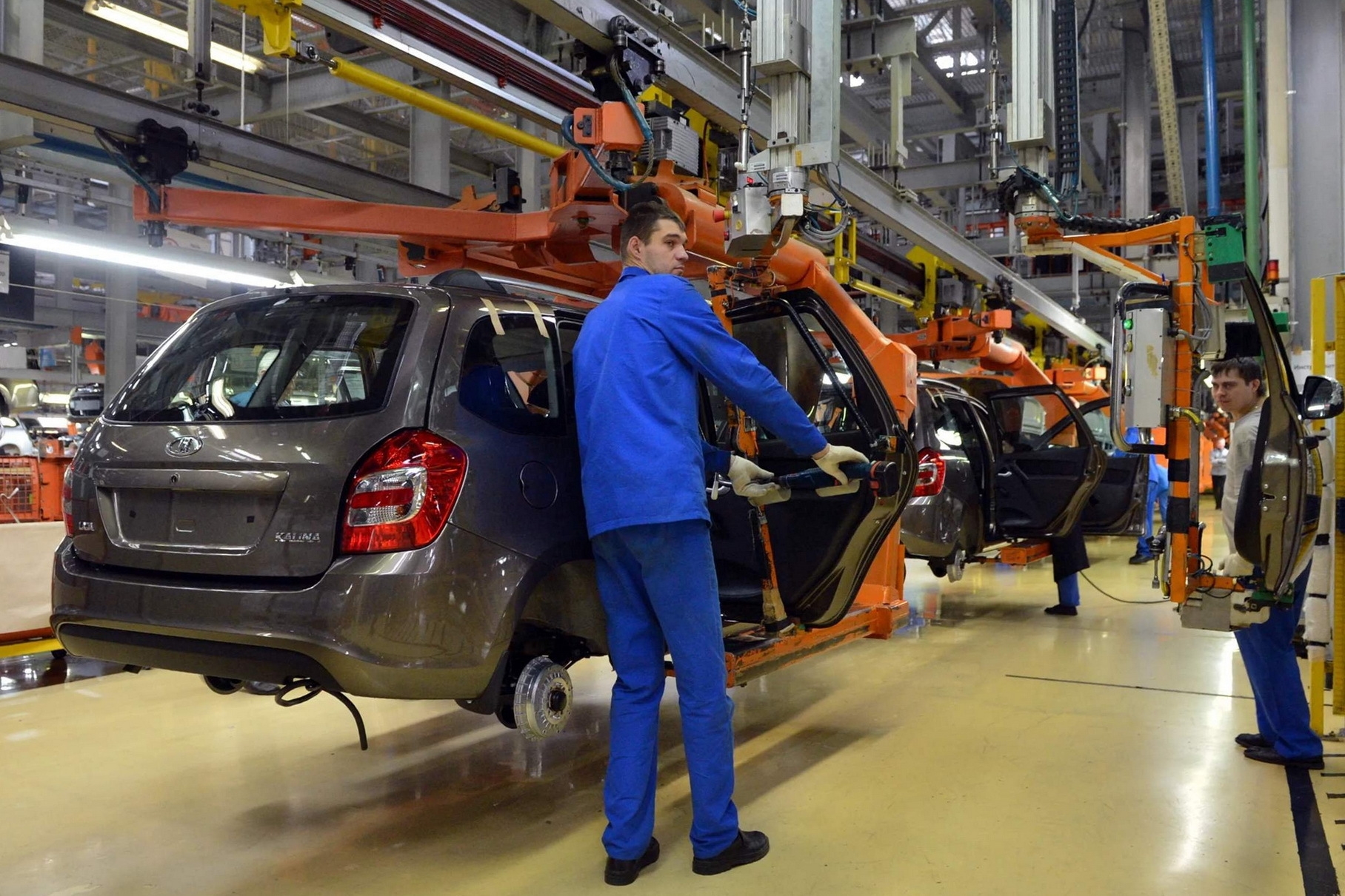 Компания АвтоВАЗ восстанавливает производство после перерыва