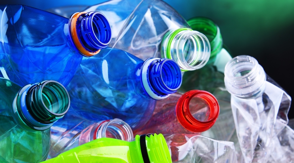 Предлагается запретить цветные пластиковые бутылки в России