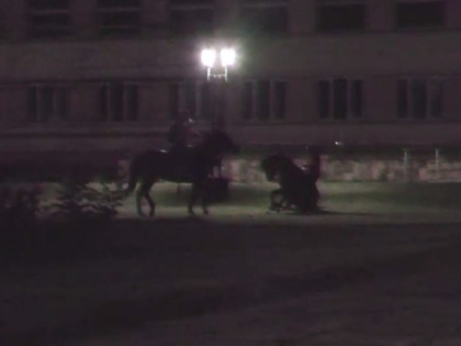 Двое всадников на лошадях вытоптали газон в центре Кисловодска