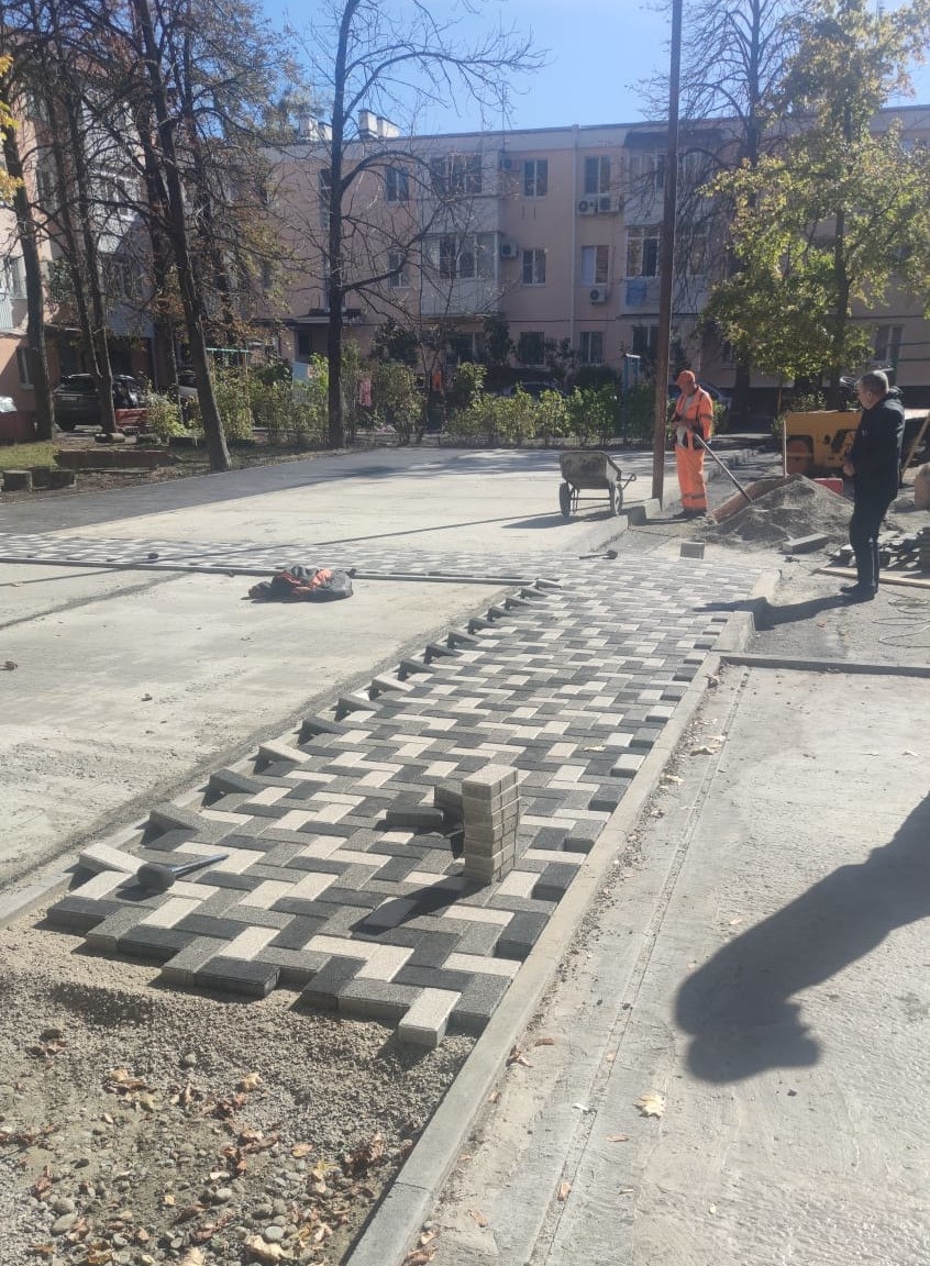 В Ставрополе продолжается строительство детской площадки по улице Орджоникидзе