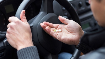 За употребление лекарств во время вождения могут лишить водительских прав