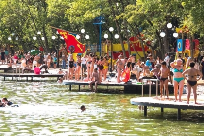 На озере в Ставропольском крае жители устроили нудистский пляж